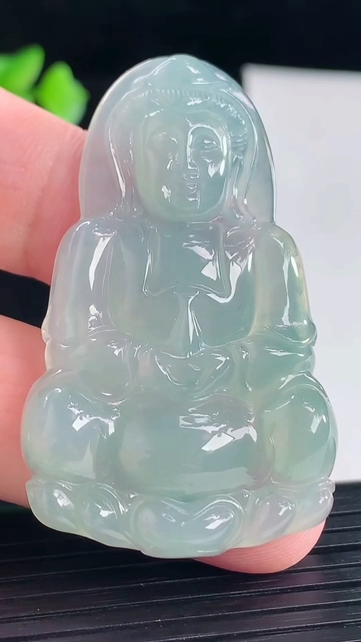 天然A货翡翠正装观音吊坠，尺寸52.5-32-5.8重量:14.56g
5月7日