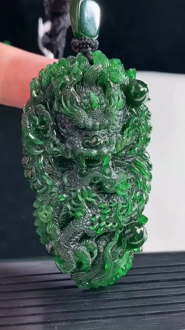 天然A货翡翠龙牌吊坠，尺寸62.5-35-16.5重量:45.86g
5月7日