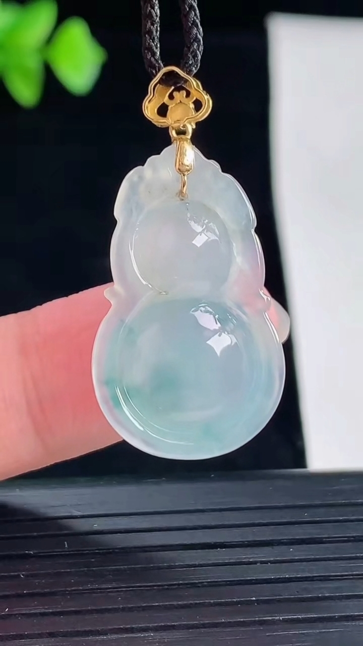天然A货翡翠18k金飘花葫芦吊坠，尺寸29-16.5-7重量:4.62g
5月7日