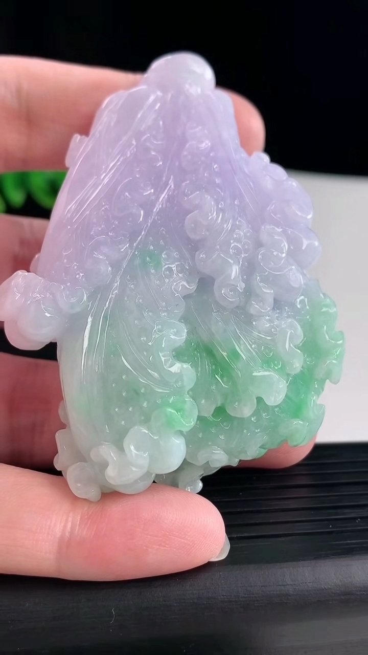 天然A货翡翠春带彩 紫罗兰白菜小摆件，尺寸73-54-28重量:117.69g
5月7日