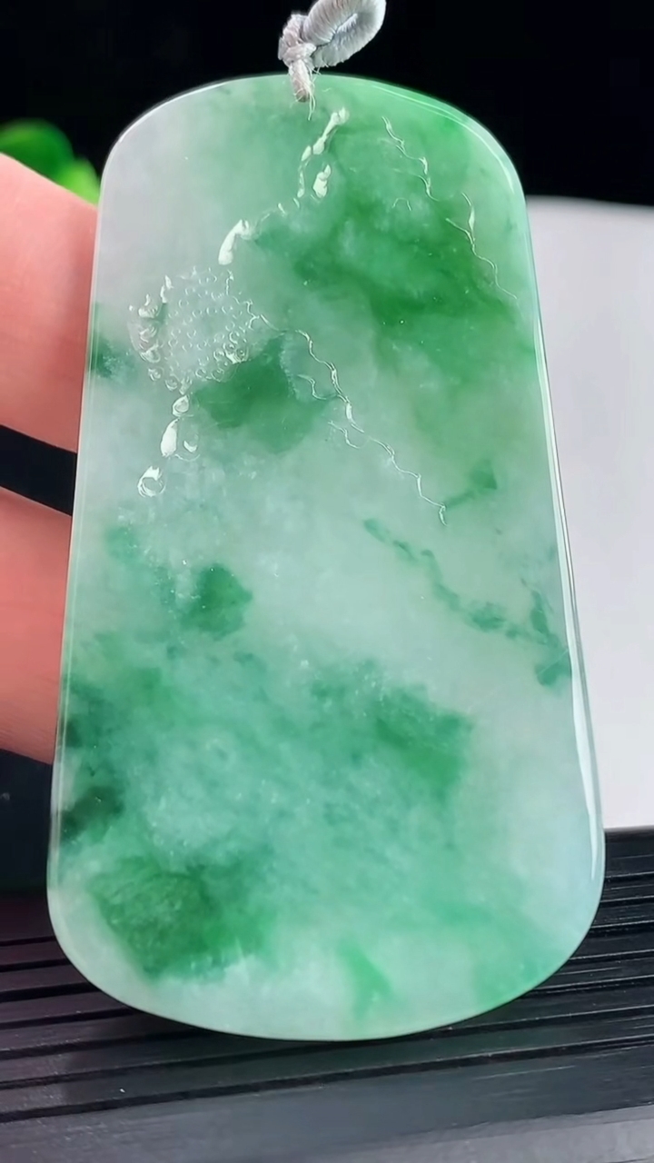 天然A货翡翠山水牌吊坠，尺寸70-38.6-5.6重量:36.26g
5月7日