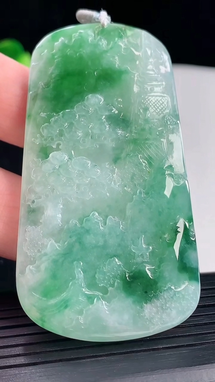天然A货翡翠山水牌吊坠，尺寸70-38.6-5.6重量:36.26g
5月7日