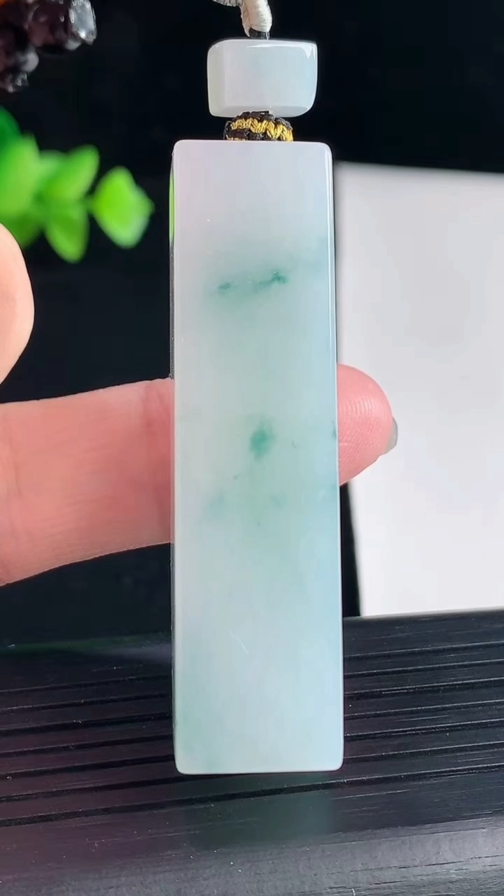 天然A货翡翠飘花无事牌吊坠，尺寸51.6-13.6-13重量:33.07g
5月7日