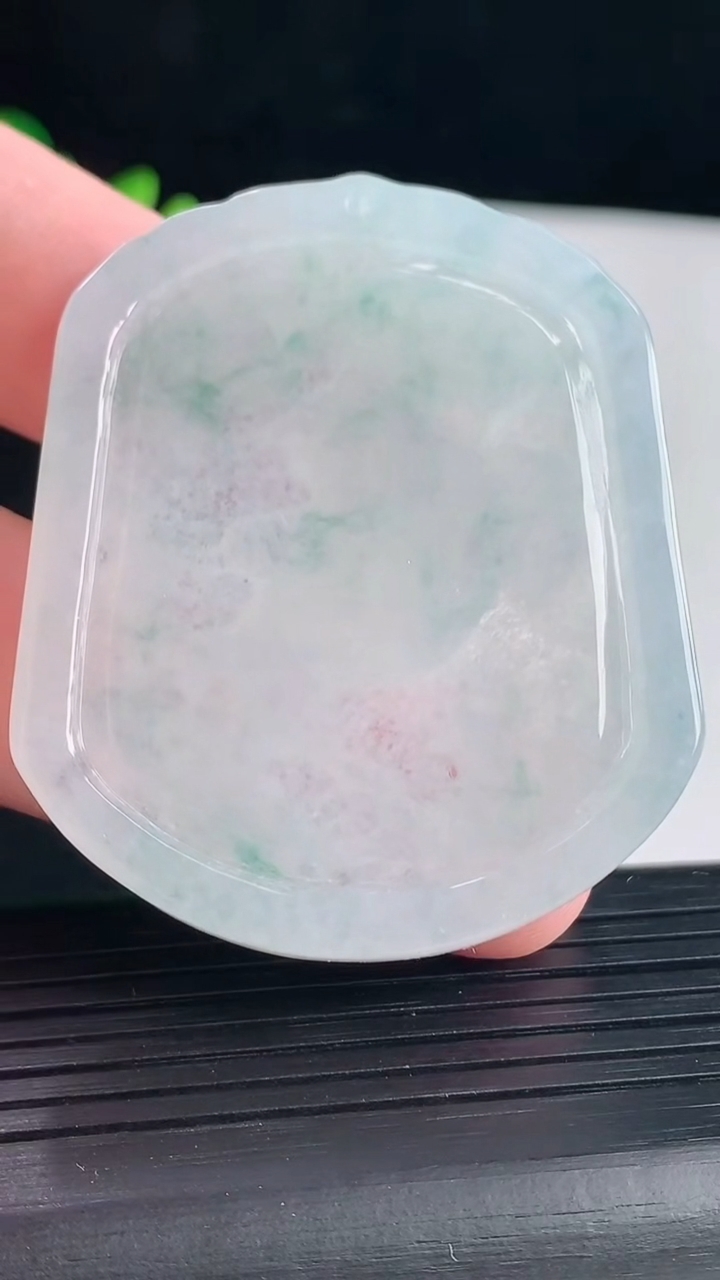 天然A货翡翠飘花生肖马吊坠，尺寸51.5-44-5.2重量:24.11g
5月7日