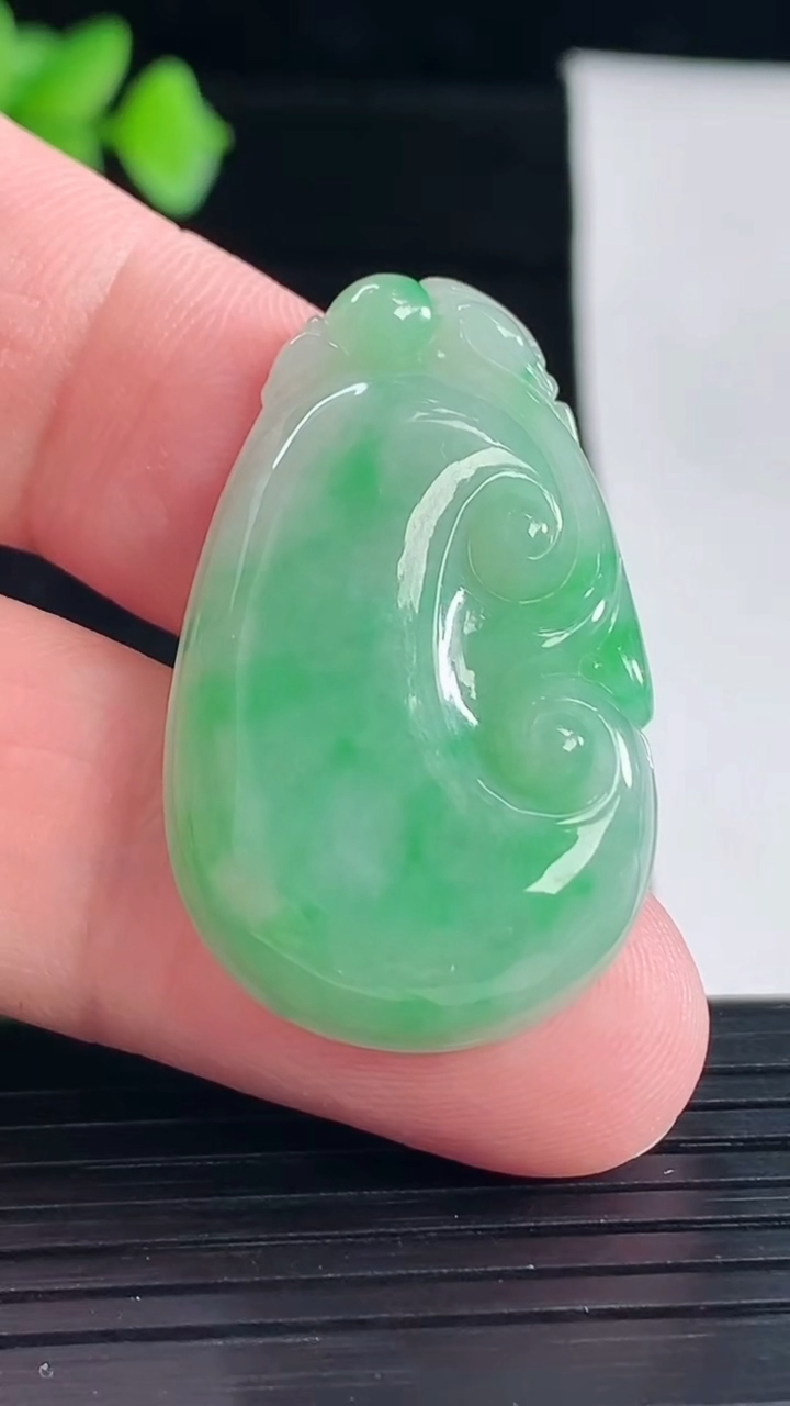 天然A货翡翠如意吊坠，尺寸35.6-22-6重量:9.10g
5月7日