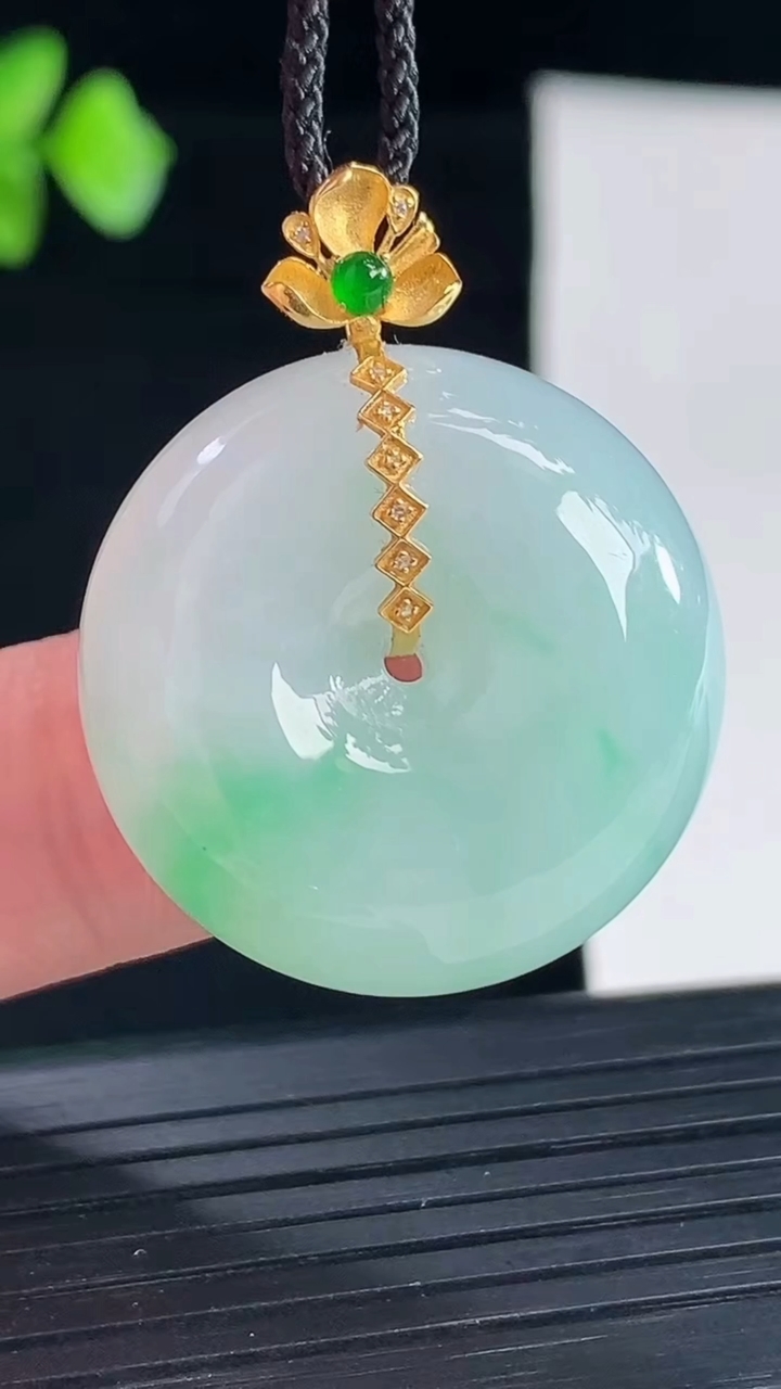 天然A货翡翠路路通吊坠，尺寸26-11重量:15.53g
5月7日