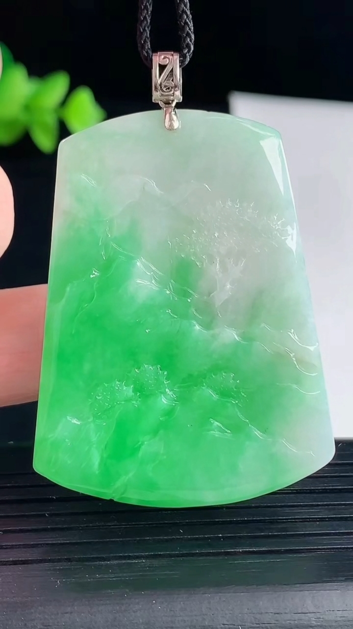 天然A货翡翠山水牌吊坠，尺寸47.5-36-5重量:18.60g
5月7日