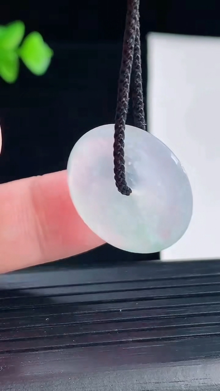 天然A货翡翠平安扣吊坠，尺寸22-4.5重量:4.26g
5月7日