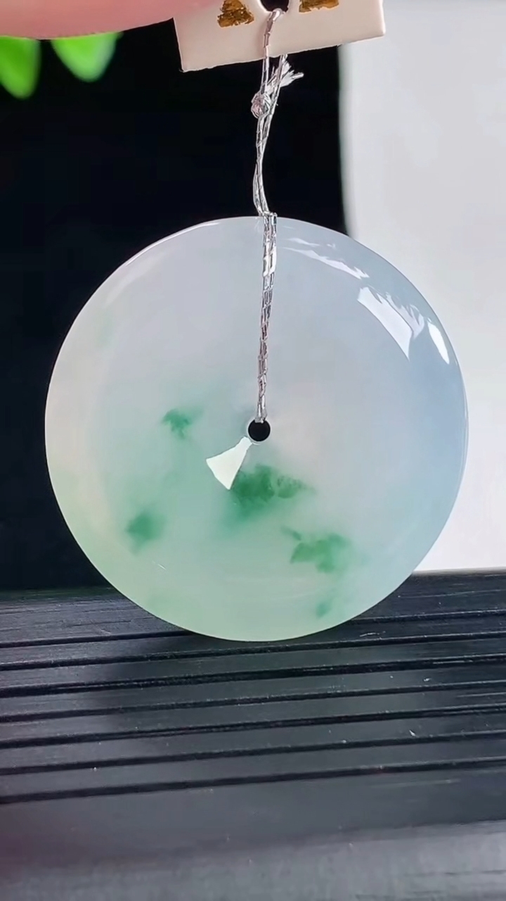 天然A货翡翠冰种飘花平安扣吊坠，尺寸31.5-6重量:10.96g
5月7日