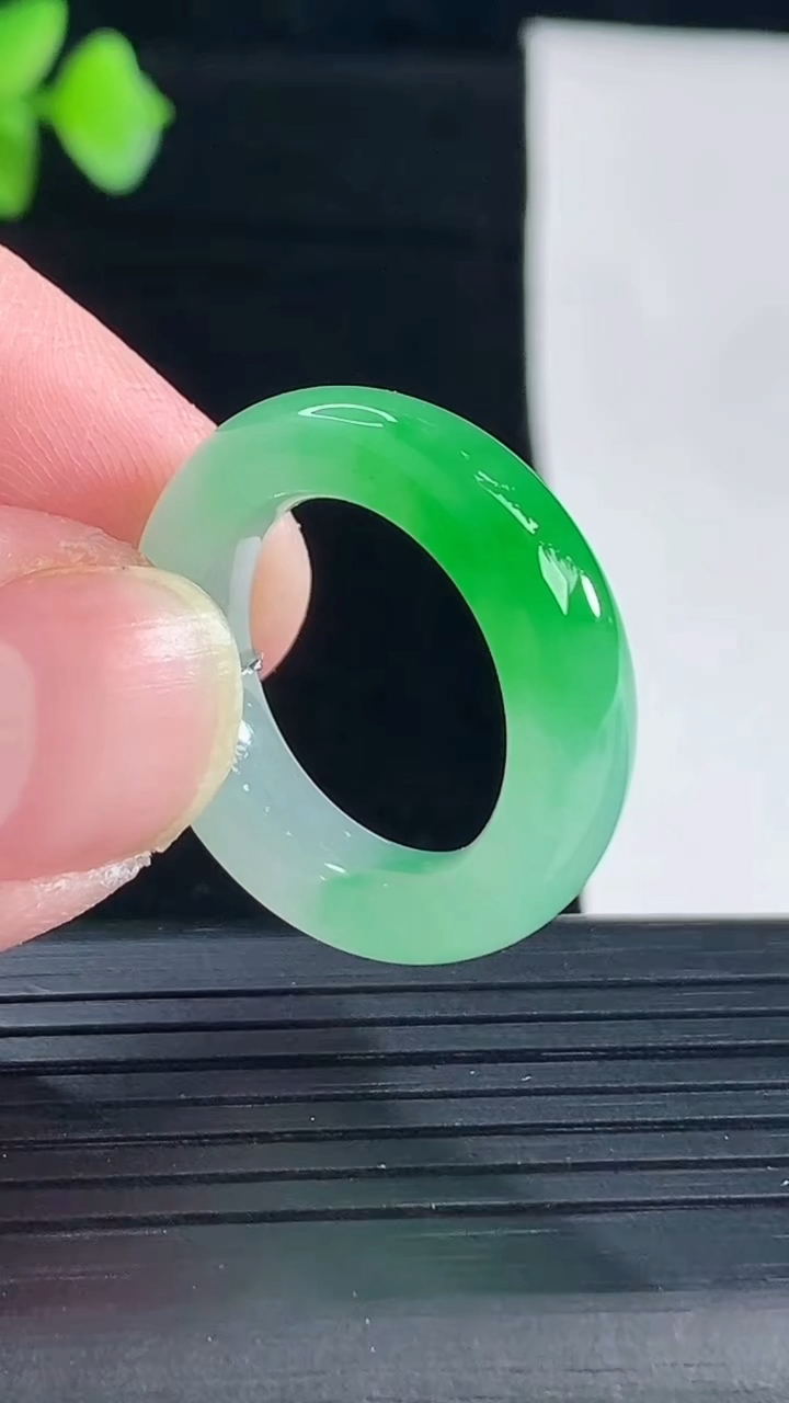 天然A货翡翠玉指环 戒指，尺寸17.2-5.8-5重量:5.20g2026年5月7日
工厂直销收藏佳