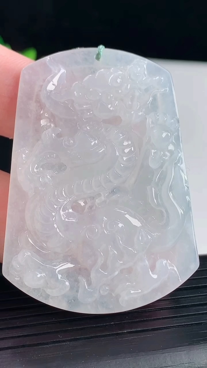 天然A货翡翠龙牌吊坠，尺寸55-39.5-5.2重量:22.96g
5月7日