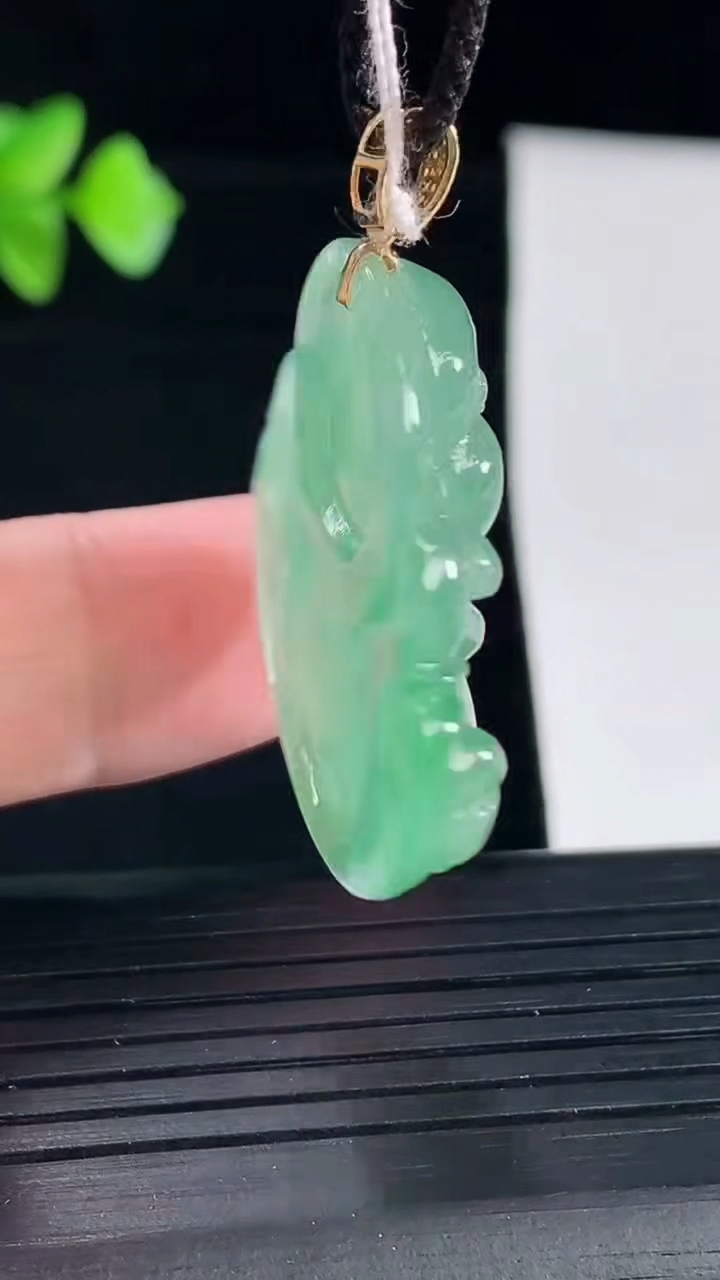 天然A货翡翠佛公吊坠，尺寸30-33.5-7重量:10.50g
5月7日