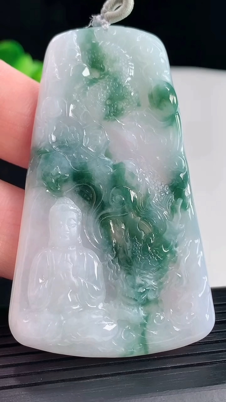 天然A货翡翠飘花祥龙大日如来佛吊坠，尺寸67-40-6重量:30.97g
5月7日