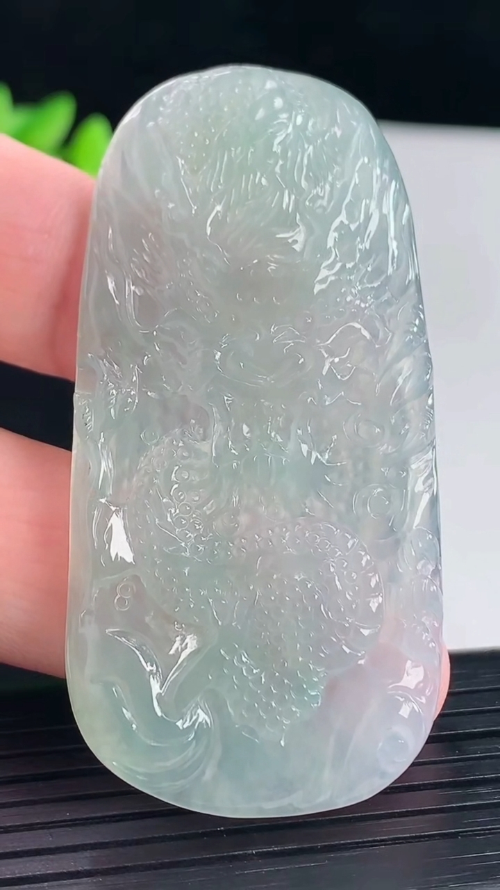 天然A货翡翠龙牌吊坠，尺寸61-29-5重量:16.19g
5月7日