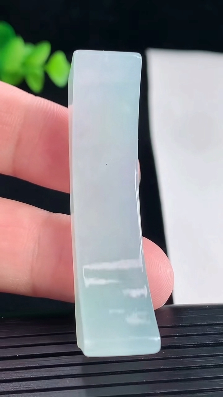 天然A货翡翠花开富贵玉手牌，尺寸55-13-11重量:17.51g
5月7日