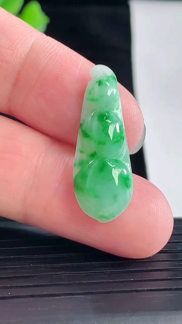 天然A货翡翠福豆吊坠，尺寸29-11-5重量:2.53g
5月7日