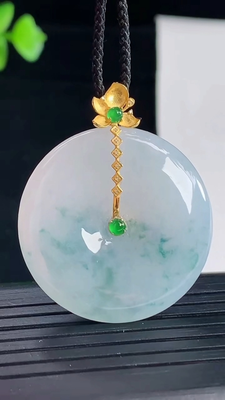 天然A货翡翠18k金飘花平安扣吊坠，尺寸31-6重量:12.03g
5月7日