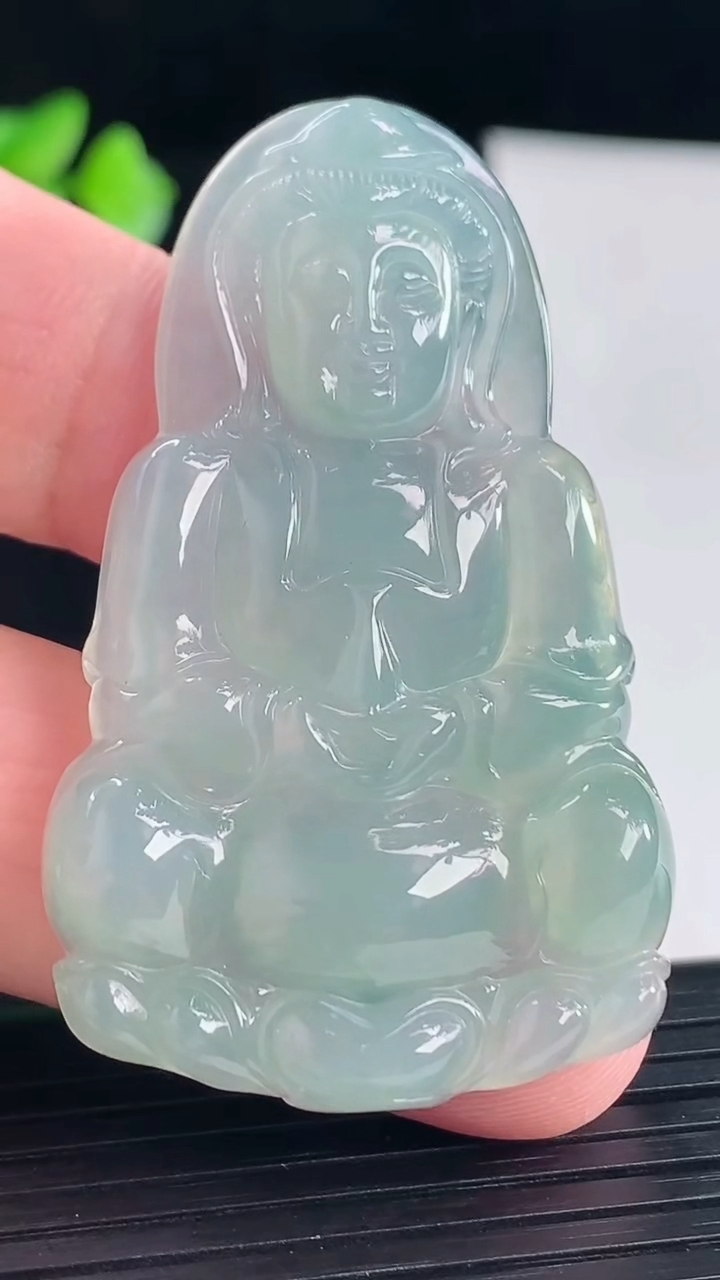 天然A货翡翠正装观音吊坠，尺寸52.5-32-5.8重量:14.56g
5月7日
