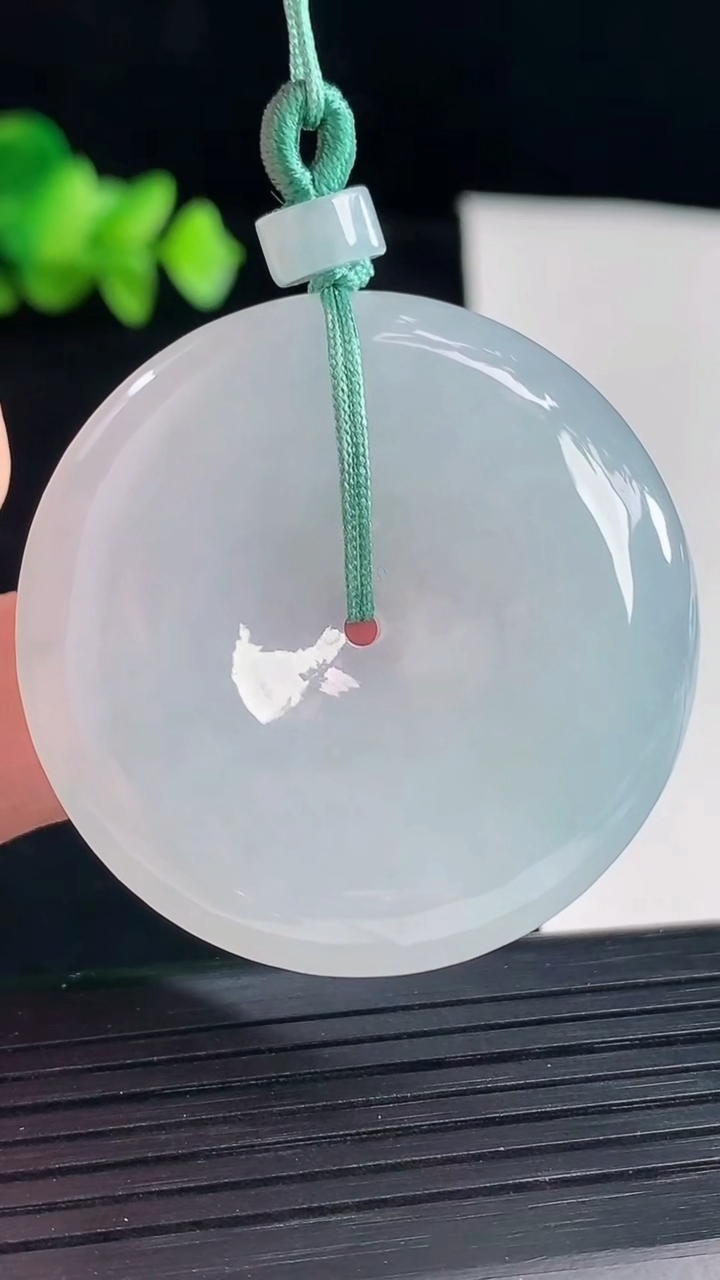天然A货翡翠平安扣吊坠，尺寸41-8重量:27.66g
5月7日