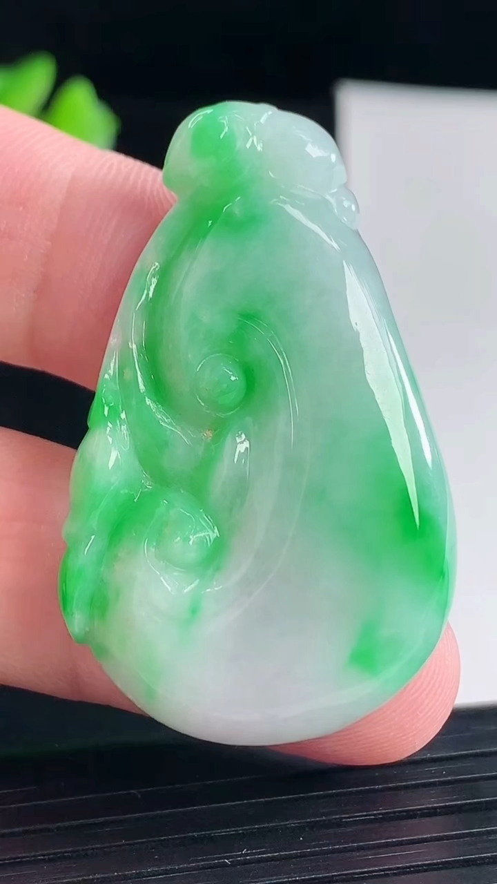 天然A货翡翠如意吊坠，尺寸45-28-6.2重量:14.39g
5月7日