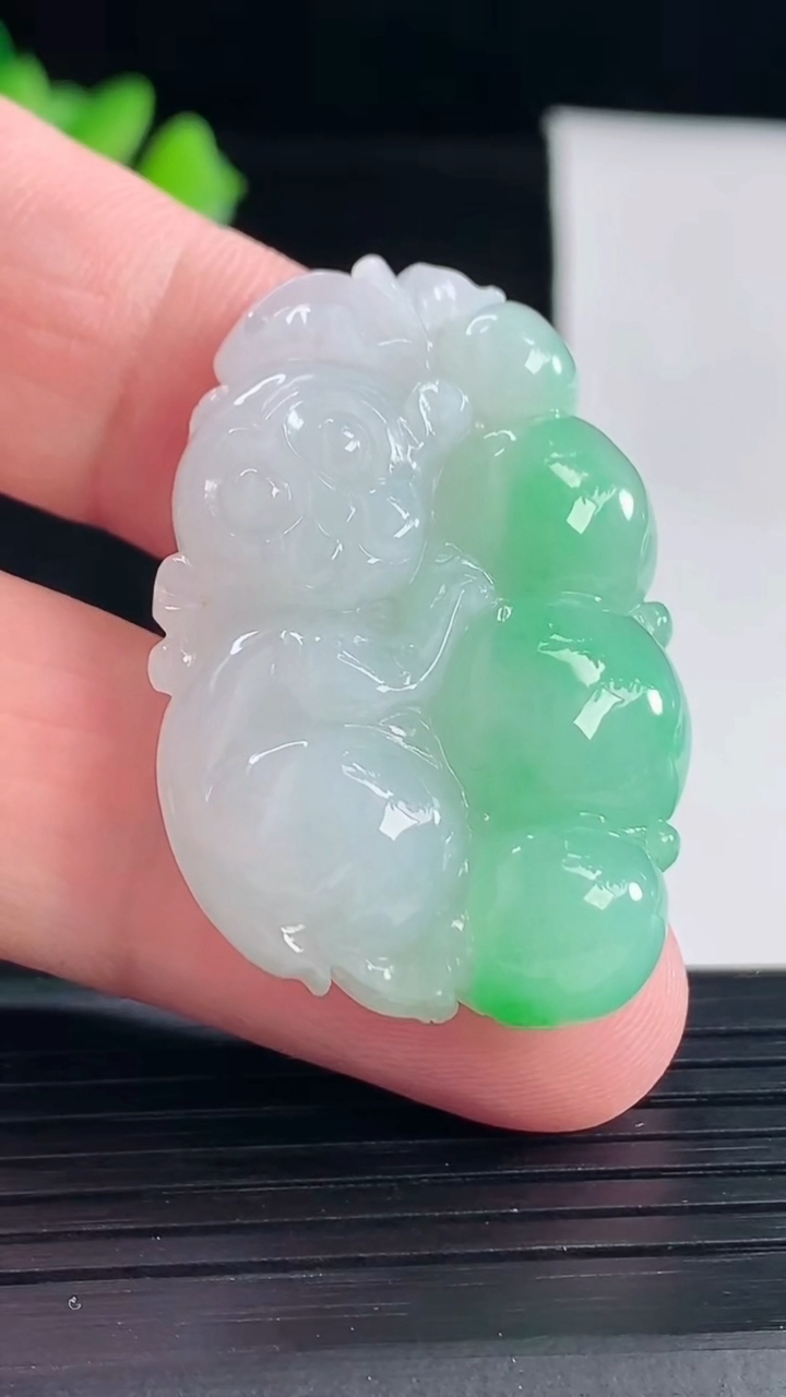 天然A货翡翠生肖猴吊坠，尺寸39-26-10.6重量:18.72g
5月7日