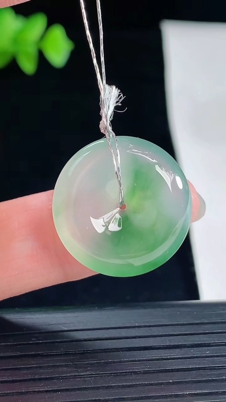 天然A货翡翠种飘花平安扣吊坠，尺寸21-5.8重量:4.80g
5月7日