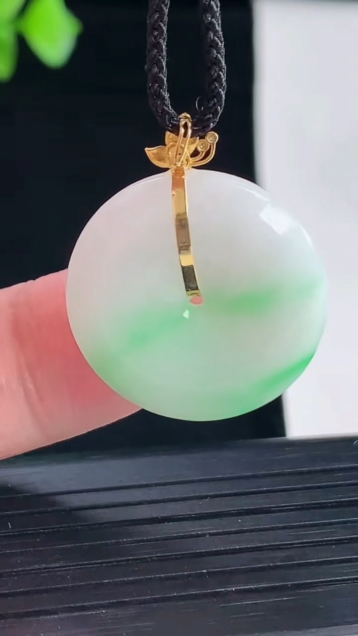 天然A货翡翠平安扣吊坠，尺寸22.2-5.8重量:5.76g
5月7日