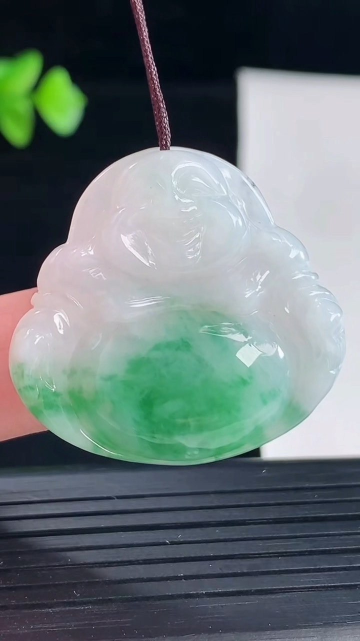 天然A货翡翠佛公吊坠，尺寸31-33.5-5.6重量:9.05g
5月7日