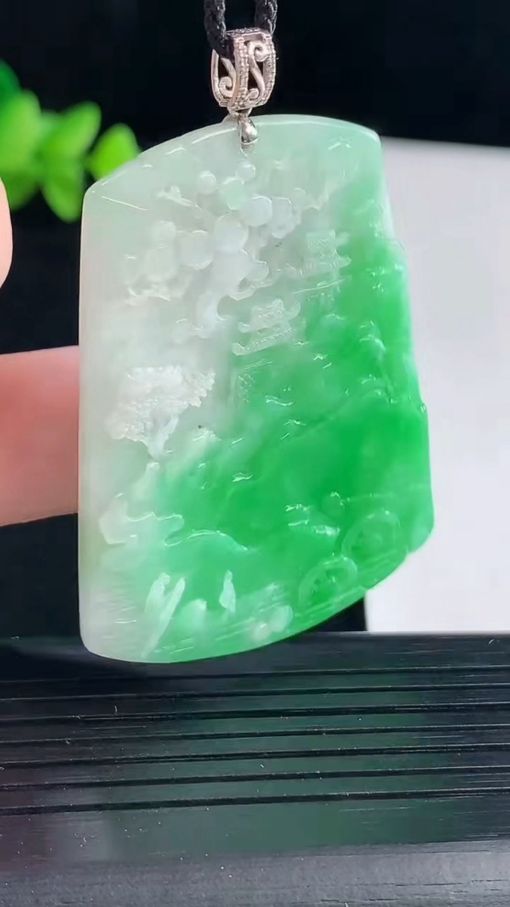 天然A货翡翠山水牌吊坠，尺寸47.5-36-5重量:18.60g
5月7日