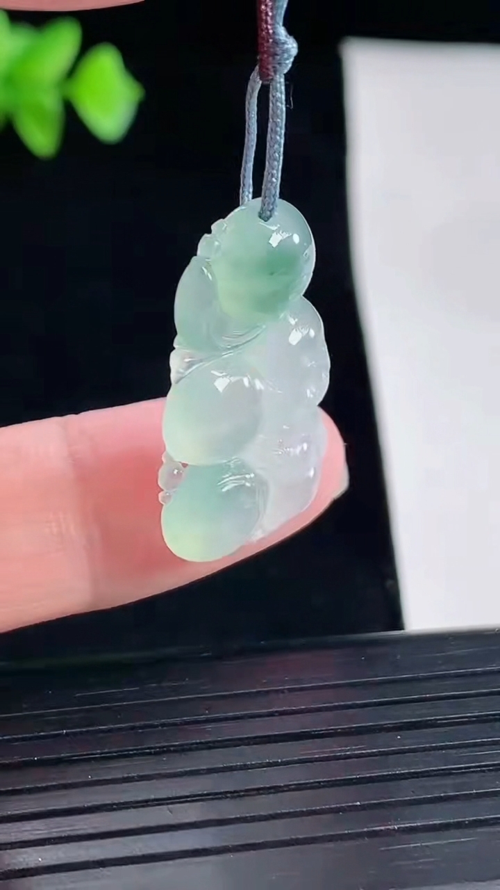 天然A货翡翠冰种飘花生肖猴吊坠，尺寸28-16.6-5.5重量:3.86g
5月7日