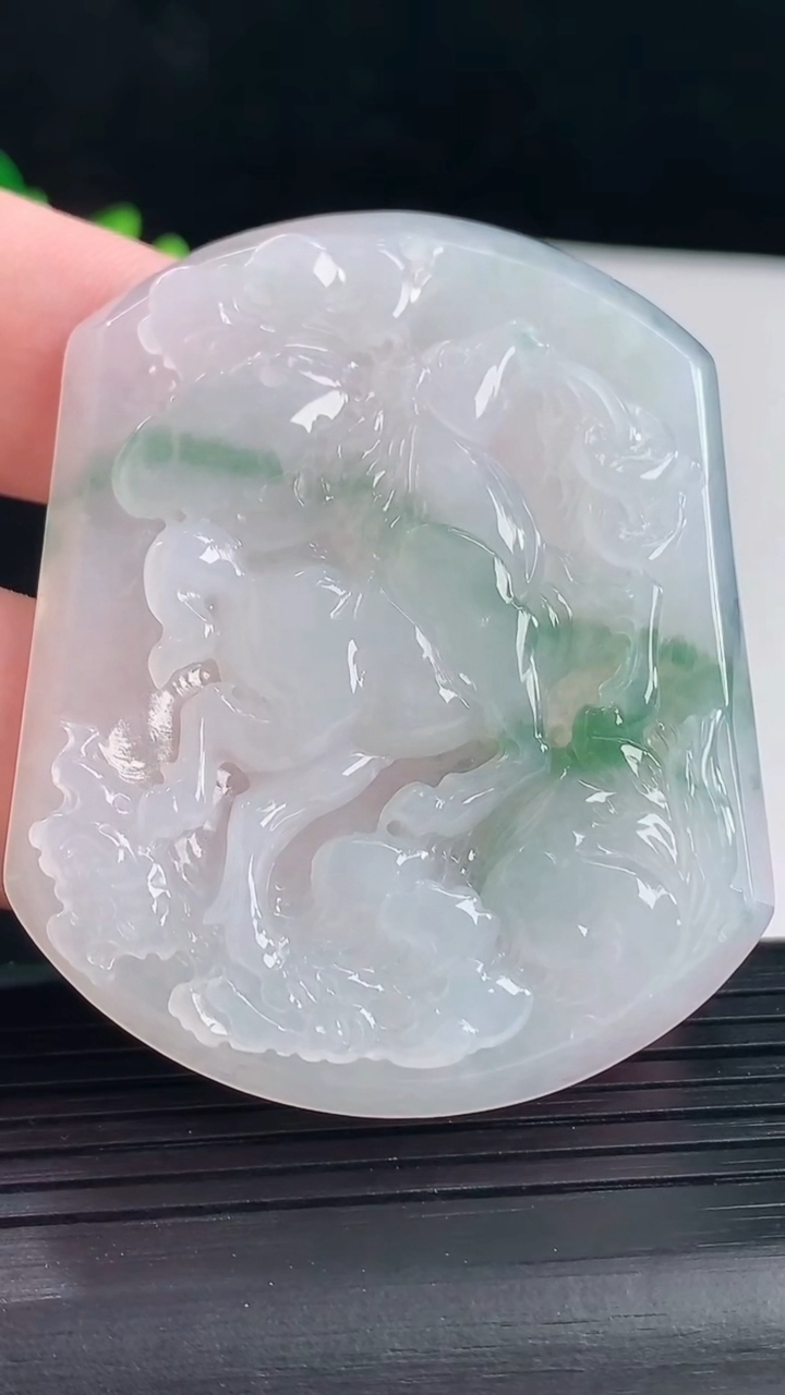 天然A货翡翠飘花生肖马吊坠，尺寸55-45-5.5重量:27.68g
5月7日