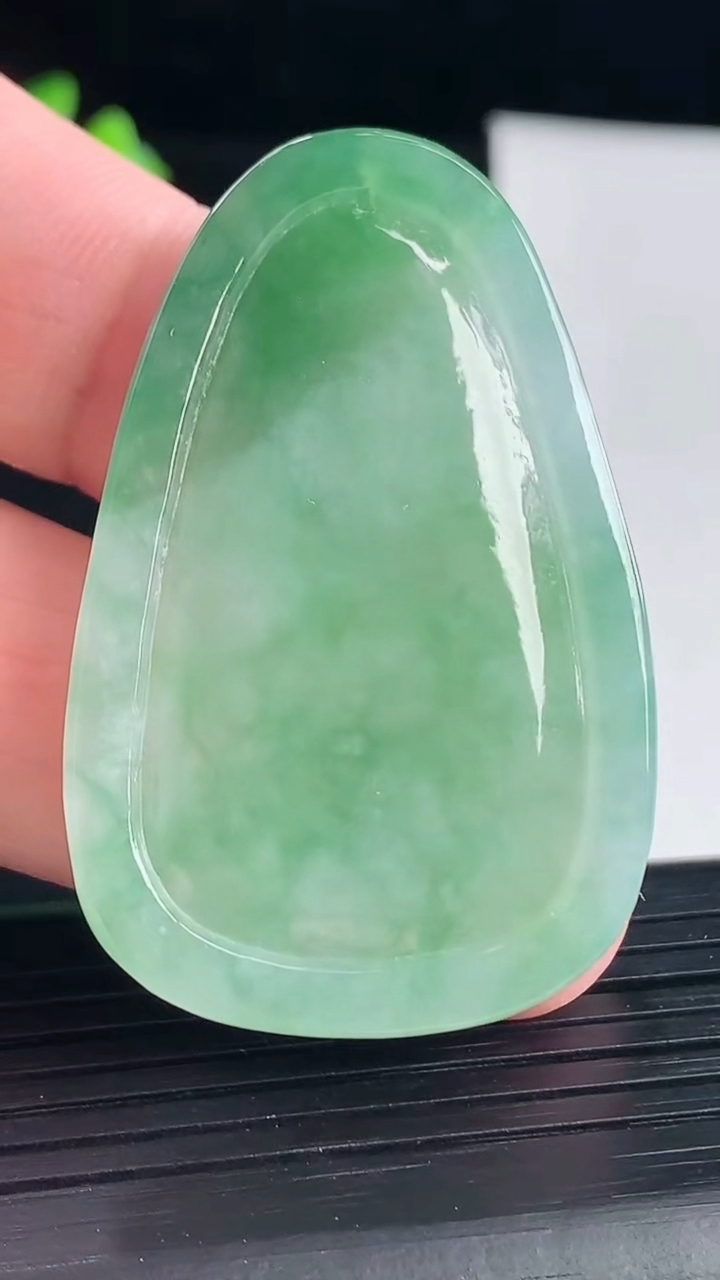 天然A货翡翠山水牌吊坠，尺寸47-30.2-5.5重量:15.26g
5月7日