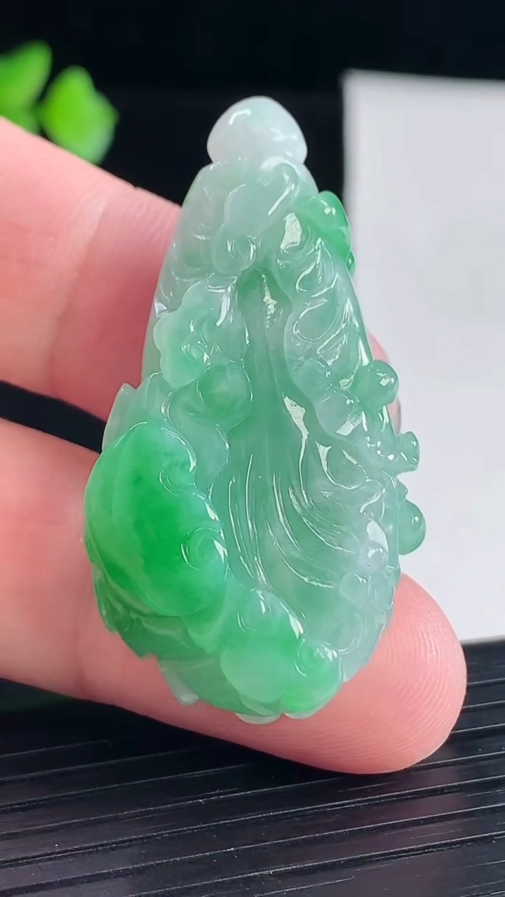 天然A货翡翠白菜吊坠，尺寸44.5-24-10.5重量:15.19g
5月7日