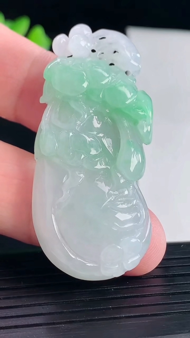 天然A货翡翠福瓜吊坠，尺寸53-22.6-7.8重量:16.24g
5月7日
