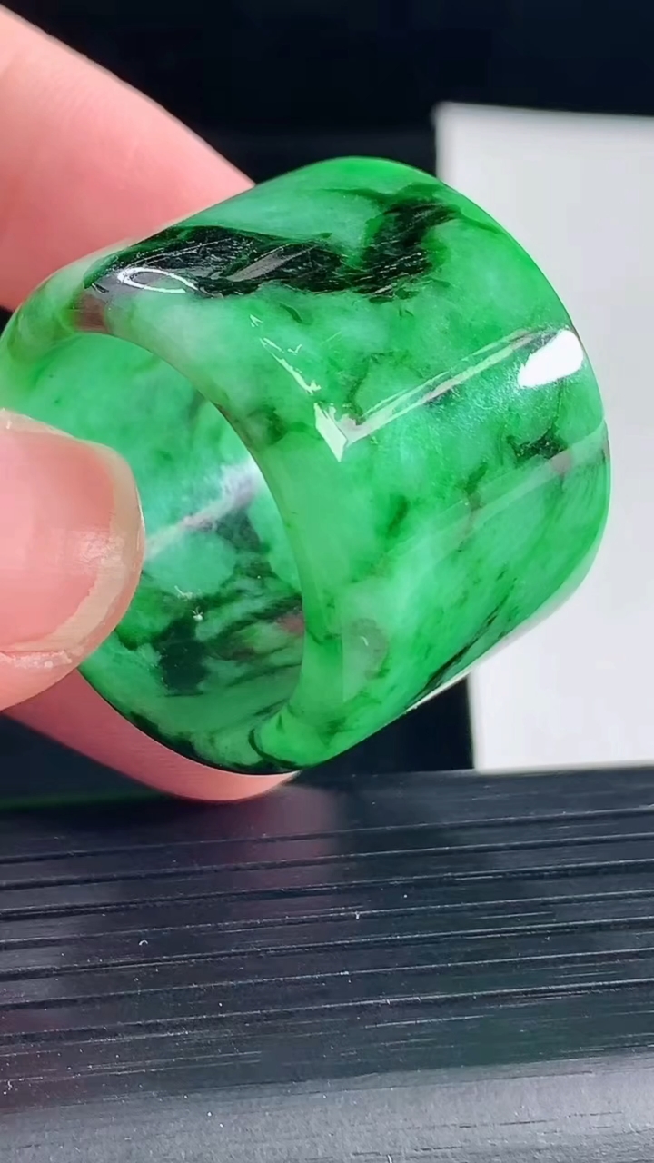 天然A货翡翠素面玉扳指，尺寸24-22-4重量:23.05g2026年5月7日
工厂直销收藏佳品,种