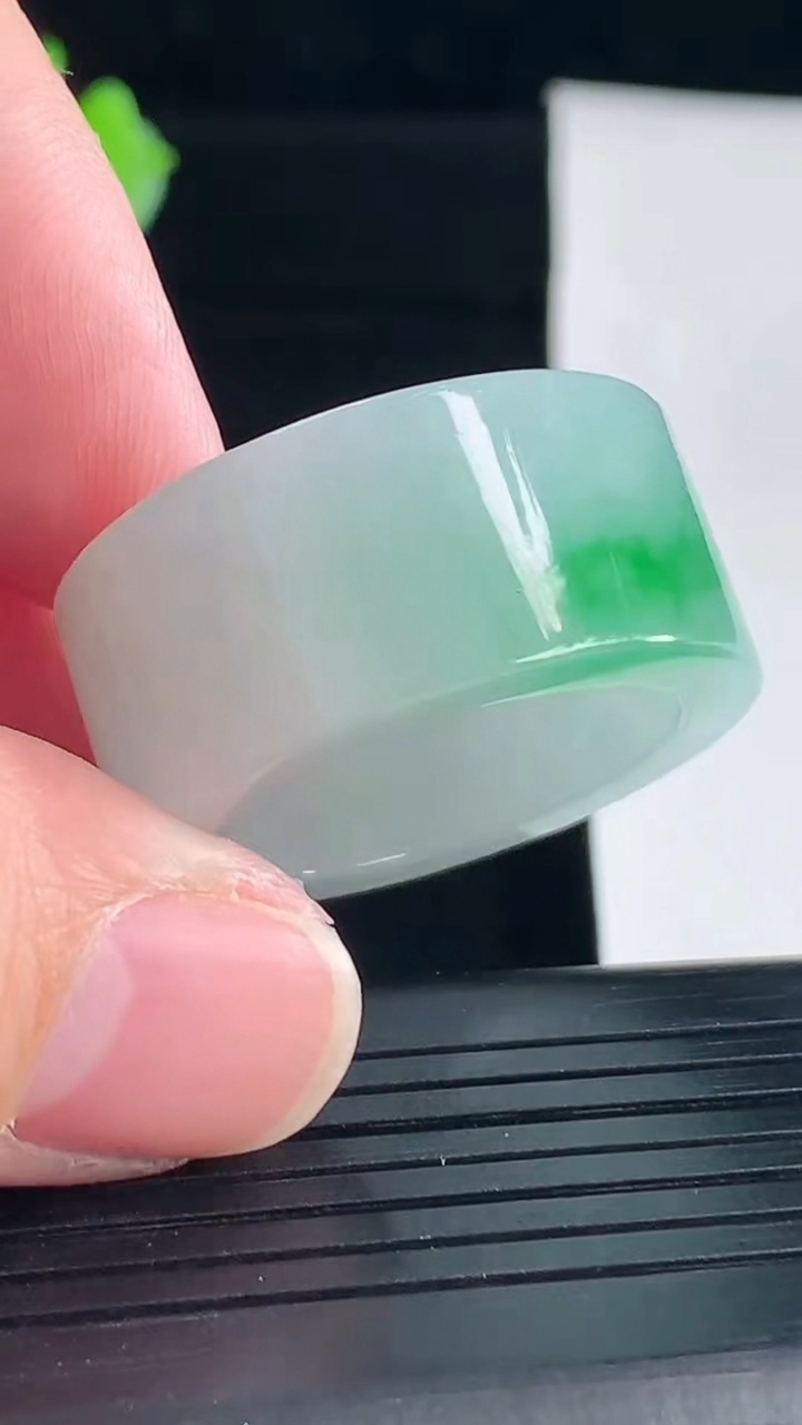 天然A货翡翠素面玉扳指，尺寸22.5-14-4.6重量:17.10g
5月7日