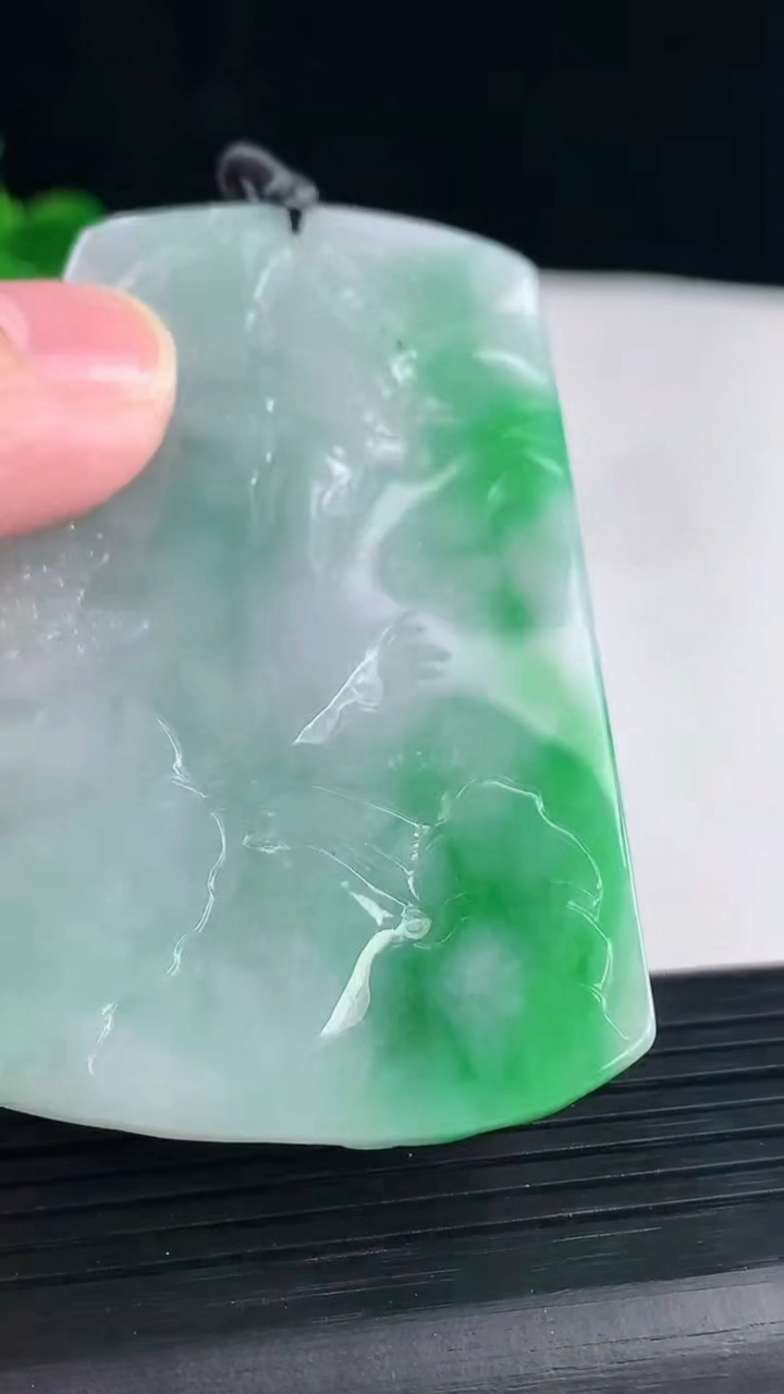 天然A货翡翠山水牌吊坠，尺寸67-47-6重量:39.80g
5月7日
