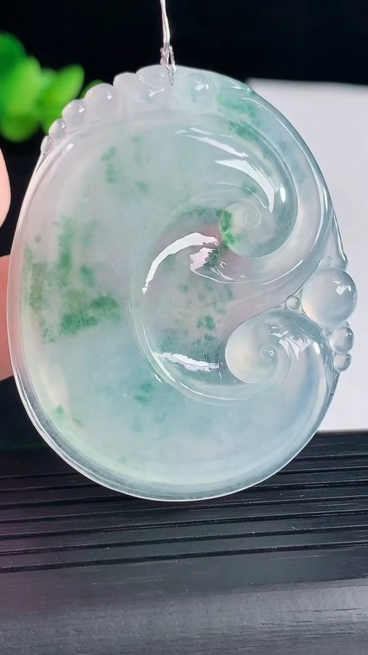 天然A货翡翠种飘花如意吊坠，尺寸52.5-43-5.8重量:22.97g
5月7日