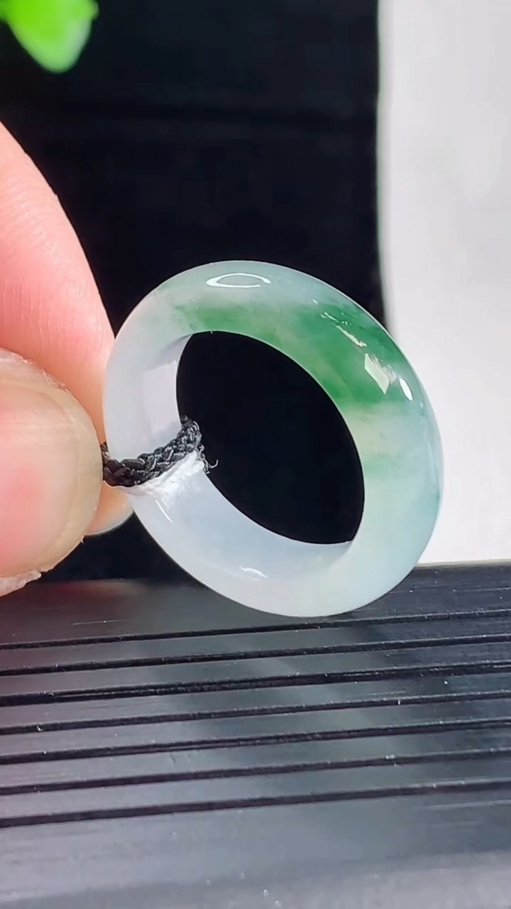 天然A货翡翠冰种飘花玉指环 戒指，尺寸17.2-6-4重量:4.18g2026年5月7日
工厂直销收藏佳品,种好水足，色泽均匀，有种有色，上手高大气！
