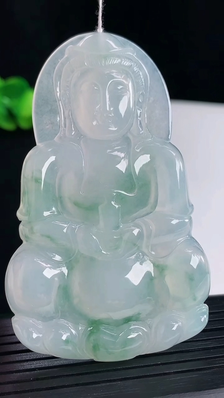 天然A货翡翠种飘花正装观音吊坠，尺寸74.5-46-5.6重量:34.66g
5月7日