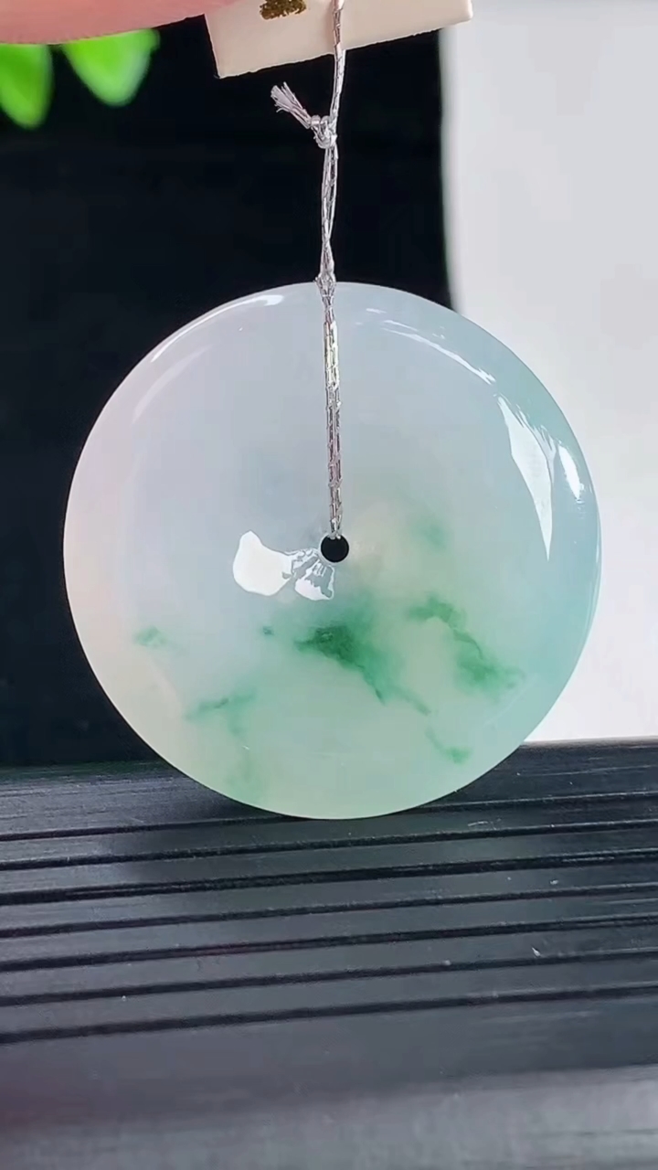 天然A货翡翠冰种飘花平安扣吊坠，尺寸31.5-6重量:10.96g
5月7日