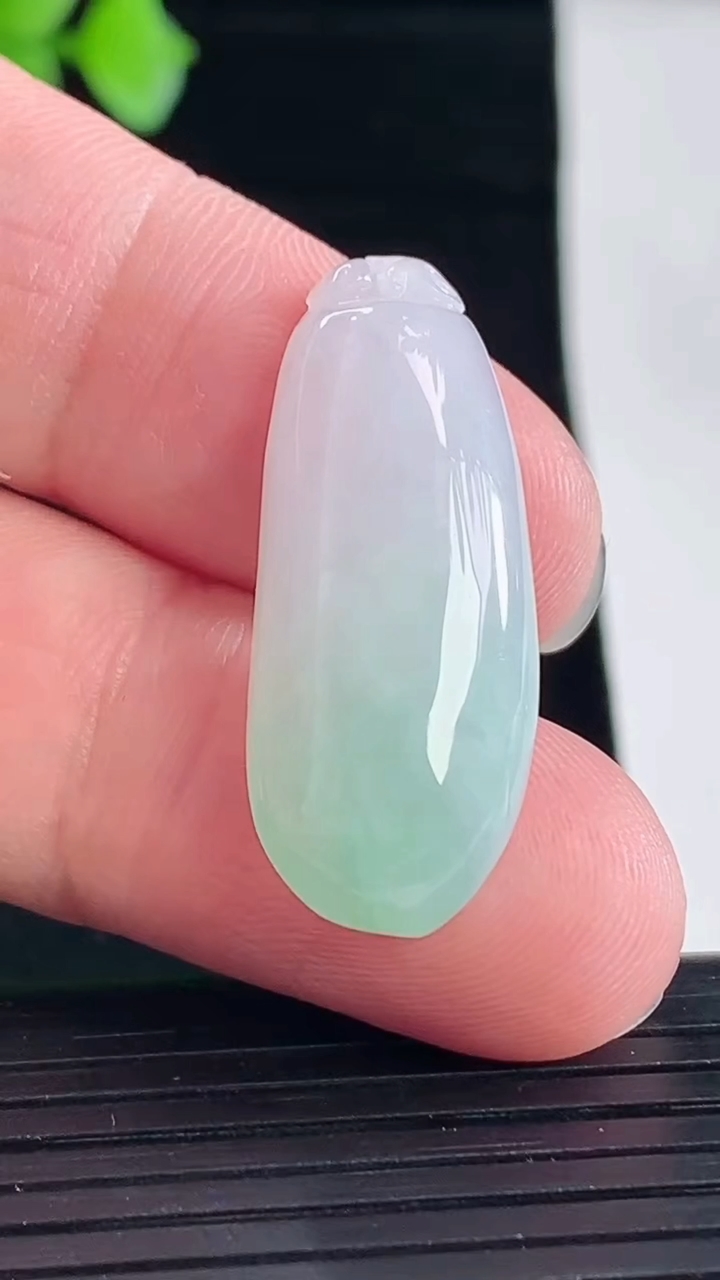 天然A货翡翠福瓜吊坠，尺寸31.6-13-5.6重量:4.75g
5月7日