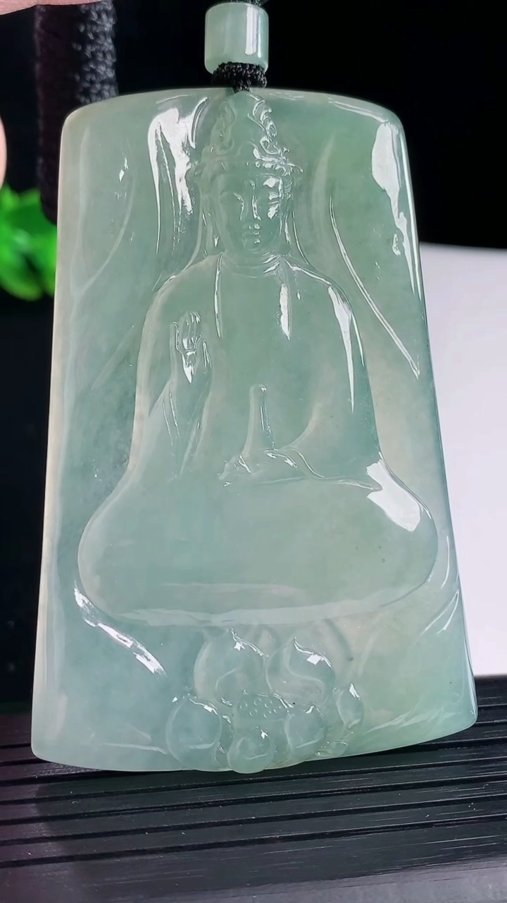 天然A货翡翠素衣观音吊坠，尺寸73-48.5-6.2重量:52.23g
5月7日