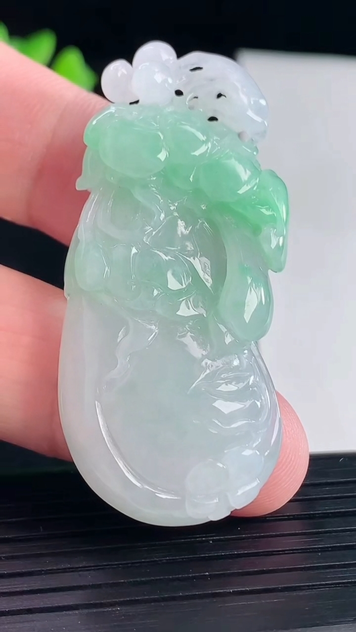 天然A货翡翠福瓜吊坠，尺寸53-22.6-7.8重量:16.24g
5月7日