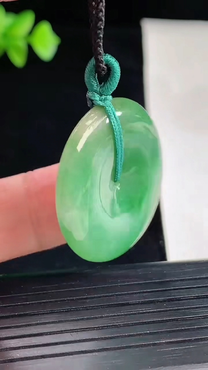 天然A货翡翠平安扣吊坠，尺寸28-5重量:8.96g
5月7日