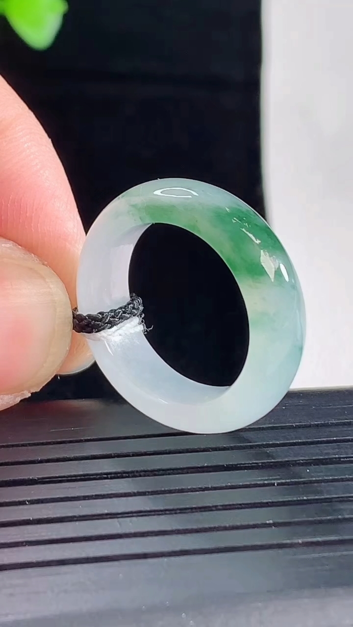 天然A货翡翠冰种飘花玉指环 戒指，尺寸17.2-6-4重量:4.18g2026年5月7日
工厂直销收
