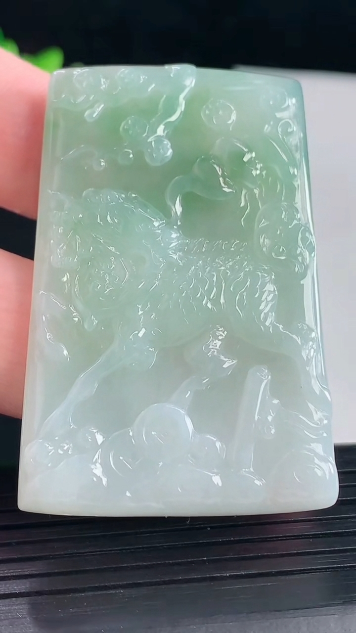 天然A货翡翠龙麒麟吊坠，尺寸53.6-35-5.5重量:25.81g
5月7日