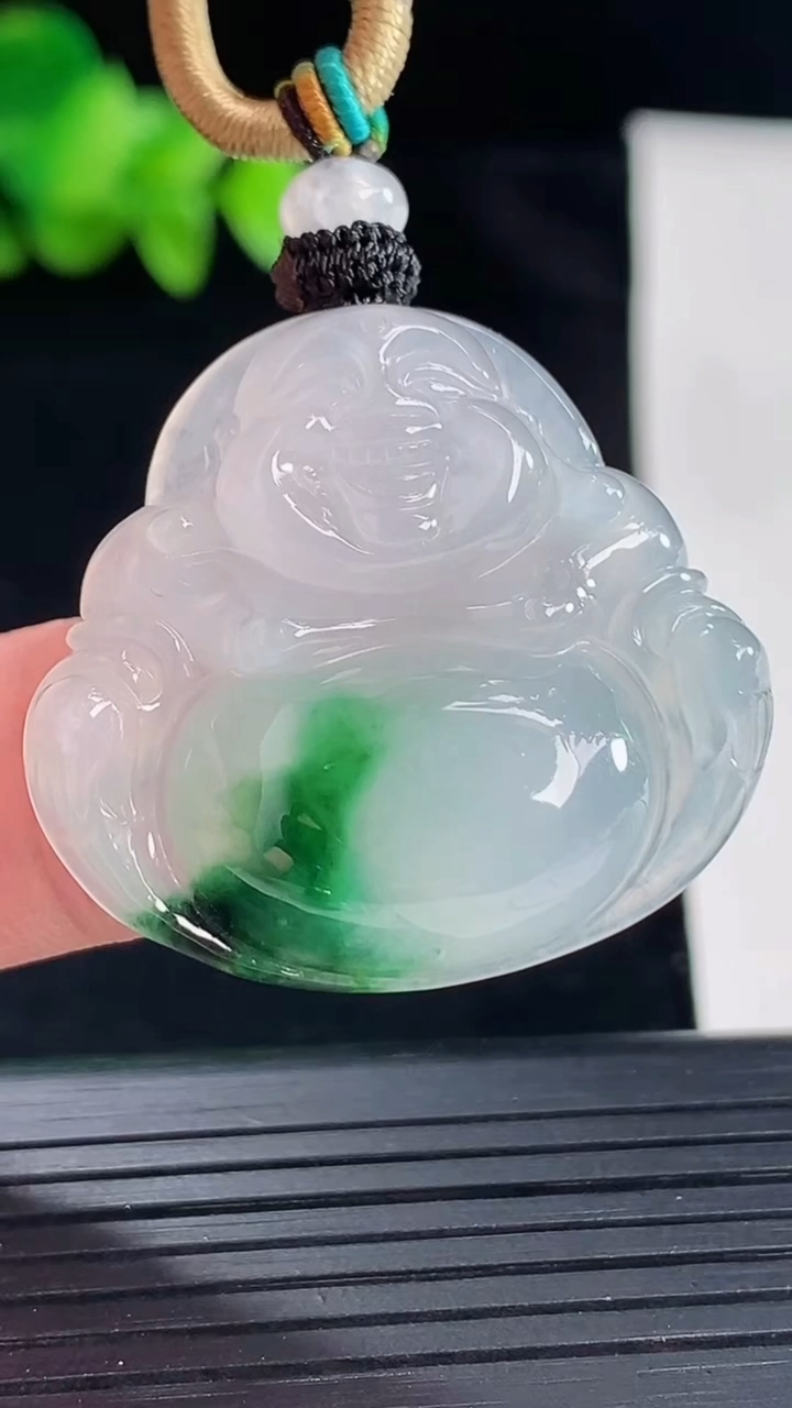 天然A货翡翠冰种飘花佛公吊坠，尺寸31.5-33-7重量:12.45g
5月7日