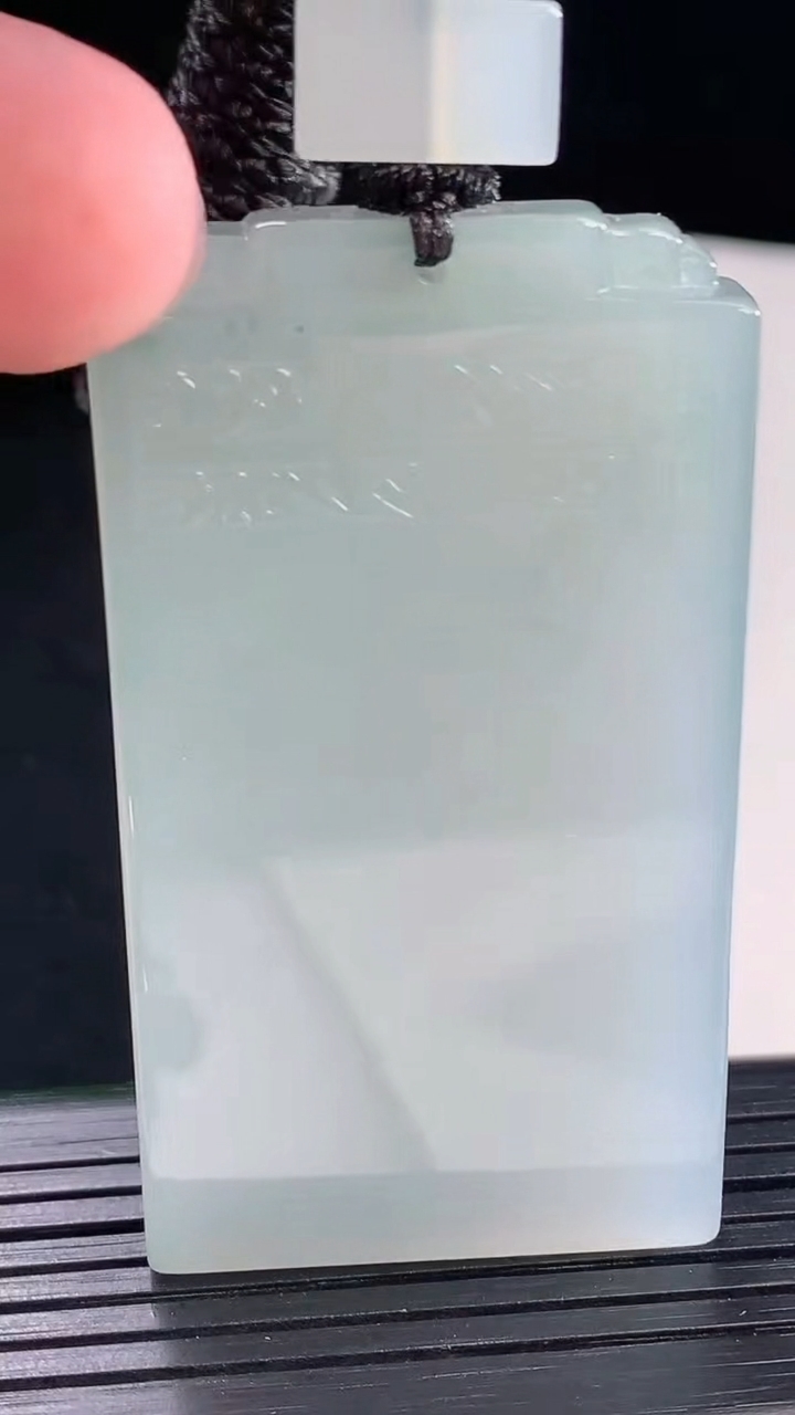 天然A货翡翠种飘花仿古无事牌吊坠，尺寸56-31-6重量:38.13g
5月7日