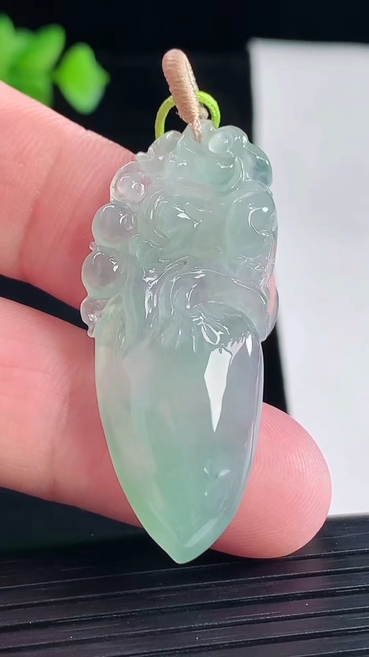 天然A货翡翠寿桃吊坠，尺寸41-19-6重量:7.46g
5月7日